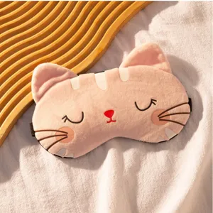 Mascherina da notte in peluche gatto rosa, dettaglio confortevole per casa o ufficio.