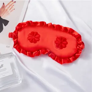 Mascarilla de dormir de seda roja con volantes y bordado floral, suave y cómoda.