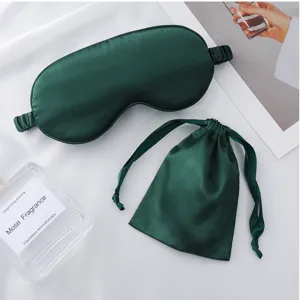 Dunkelgrünes Kunstseide Schlafmasken-Set mit Beutel, weicher Stoff für bequeme Reiseentspannung.