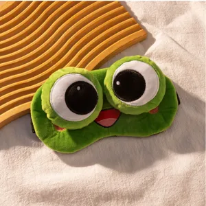 Detailansicht der niedlichen 3D Frosch Plüsch-Schlafmaske, super weich und hautfreundlich.