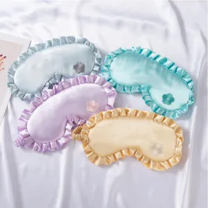 Weiche Satin-Schlafmaske mit Rüschen und Blumenstickerei, bequem für Reisen und Nickerchen.