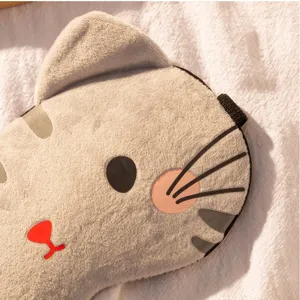 Primo piano dettagliato della maschera per dormire in peluche gatto con tessuto morbido.