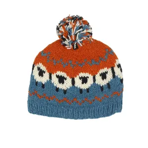 Gorro de lana tejido a mano con pompón y bonito patrón de ovejas para invierno frío y cómodo