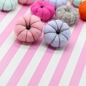 Bunte Filz-Kürbis DIY Deko-Accessoires für Broschen oder Anhänger Bastelbedarf.