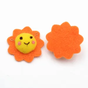 Dettaglio ciondolo sole in feltro di lana, accessorio spilla DIY per artigianato.