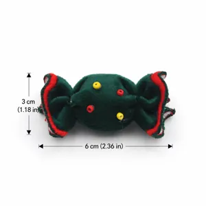 Primo piano dettagliato di un simpatico accessorio per capelli DIY in tessuto verde caramella.