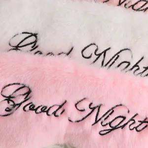 Weiche Plüsch Schlafmaske mit Good Night Stickerei, flauschiges Fell für guten Schlaf.