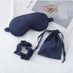 Dunkelblaue Seiden Schlafmaske Set mit Beutel und Haargummi fuer bequeme naechtliche Ruhe.