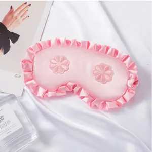 Máscara de dormir de seda rosa con volantes bonitos y detalles florales para un gran descanso.