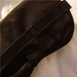 Weiches süßes Frosch Schlafmaske Detail mit verstellbarem Gurt und bequemem Stoff.
