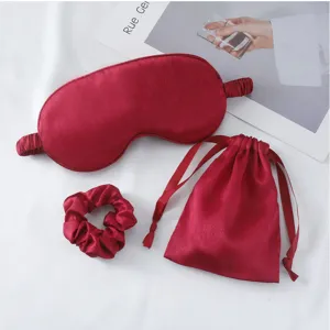 Luxuriöses rotes Seiden-Schlafmasken-Set mit passendem Haargummi und praktischer Tasche.