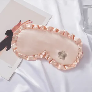 Satin Schlafmaske mit Rüschenkanten und Blumenstickerei für bequeme Entlastung auf Reisen.