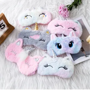Masque de sommeil licorne en peluche douce avec broderie de cils mignons pour nuit confortable.
