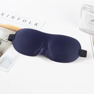 Primer plano del antifaz de sueño 3D azul oscuro, con tela suave y ala nasal.