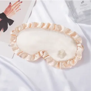 Elegante Seiden Rüschen Schlafmaske mit gestickter Blume für komfortables Reisen.