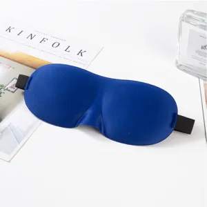 Vista detallada de un antifaz para dormir azul oscuro 3D con protector nasal y banda elástica.