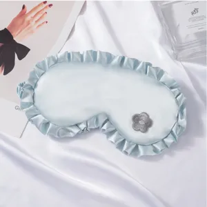 Weiche Satin-Schlafmaske mit süßen Rüschenrändern und Blumenstickerei, ideal für Reisen und Nick.