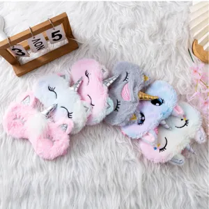 Gros plan détaillé de masques de sommeil en peluche licorne avec cils mignons et cornes brillantes.