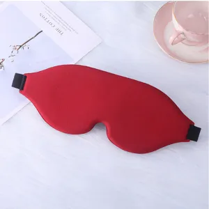 Rood 3D gevormd slaapmasker voor comfortabele nachtrust, ademend en lichtblokkerend.