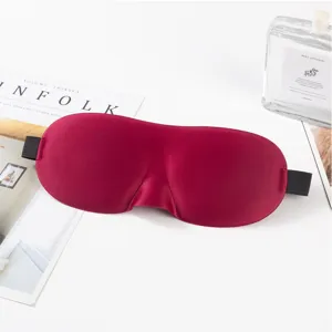 Detalle de antifaz de dormitorio 3D burdeos con ala nasal ergonómica y tela suave y transpirable.