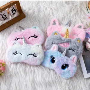 Détail de masque de sommeil licorne en peluche avec cils brodés et matière douce.