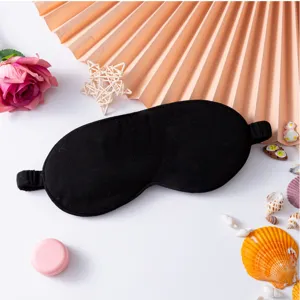 Detailansicht der schwarzen, atmungsaktiven Schlafmaske mit weichem Stoff und elastischem Band.