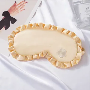 Detailansicht der weichen Satin-Schlafmaske mit Rüschen und Blumenstickerei für guten Schlaf.