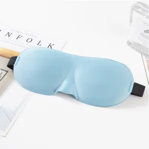 Primer plano de los detalles del antifaz para dormir 3D azul claro con textura suave.
