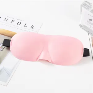 Vista detallada de la máscara de sueño 3D rosa ergonómica con contorno de nariz y textura.