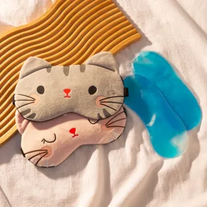 Maschera per dormire in peluche gatto carino con pacchetto di gel blu per il relax a casa.