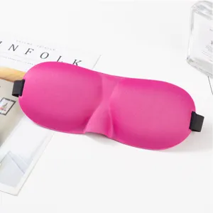 Primer plano del detalle de mascara de sueño rosa 3D, tela suave y diseño de nariz.