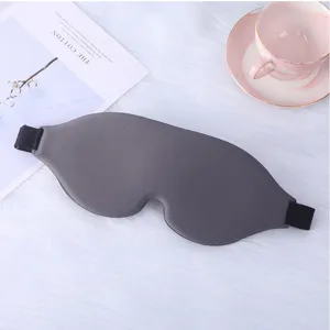 Gedetailleerd aanzicht van donkergrijs 3D slaapmasker, zachte stof en comfortabele band.