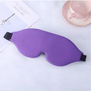 Detailopname van het ergonomische 3D gevormde paarse slaapmasker met zachte stof.