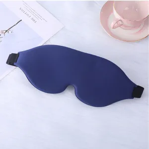 Gedetailleerd overzicht van donkerblauwe 3D slaapmasker met ademende stof en elastische band.