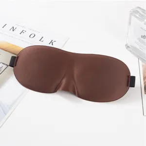 Mascarilla de dormir de seda 3D marrón, vista de detalle con diseño nasal ergonómico.