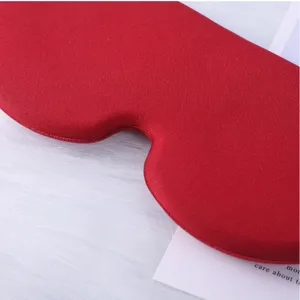 Gedetailleerd overzicht van het 3D-slaapmasker, ademend rood stoffen oppervlak met fijn stikwerk.