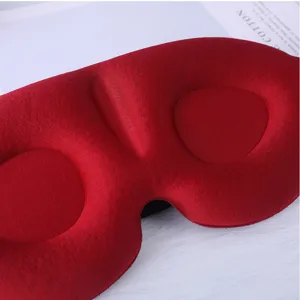 Detailopname van het 3D gevormde slaapoogmasker in donkerrood, ademend en verduisterend.