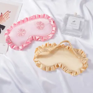 Máscara de dormir de satén con volantes delicados y diseño floral bordado, suave y elástica.