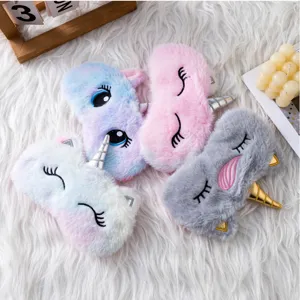 Masque de sommeil licorne en peluche avec cils brodes mignons, doux et confortable.