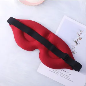 Gedetailleerd overzicht van het rode 3D slaapmasker met ergonomische oogkassen en bandje.