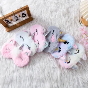 Masque de sommeil licorne en peluche douce avec cils brodés mignons pour un repos confortable.