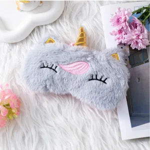 Masque de sommeil licorne en peluche avec cils brodés et corne dorée pour un repos doux.