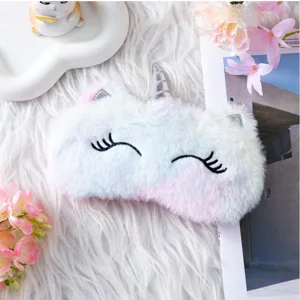 Joli masque de sommeil en peluche douce motif licorne avec cils brodés pour un repos idéal.
