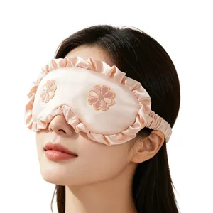 Mascarilla de dormir de seda rosa con volantes y bordado floral, suave antifaz para descanso.