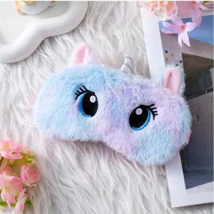 Adorable masque de sommeil licorne en peluche avec cils brodés et texture douce pour se reposer.