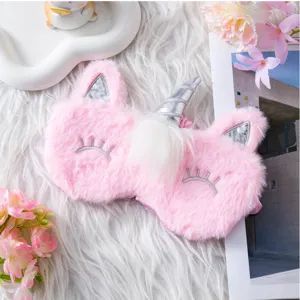 Joli masque de sommeil licorne en peluche avec cils brodes, masque de nuit doux et confortable.