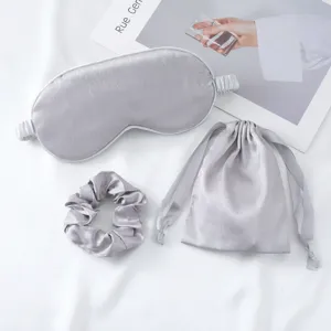 Silbernes Seiden Schlafmasken Set mit Haargummi und Beutel, weich atmungsaktiv tragbar.