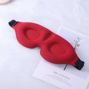 Comfortabel 3D gevormd slaapmasker in rood, ademende verduistering voor een goede nacht.