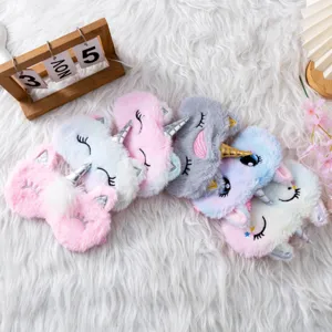 Masque de sommeil licorne en peluche avec cils brodés, masque occultant doux et confortable.