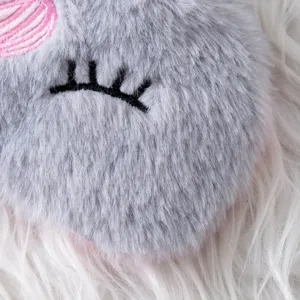 Masque de sommeil en peluche grise avec cils brodés et joli design de licorne, doux et confortable.